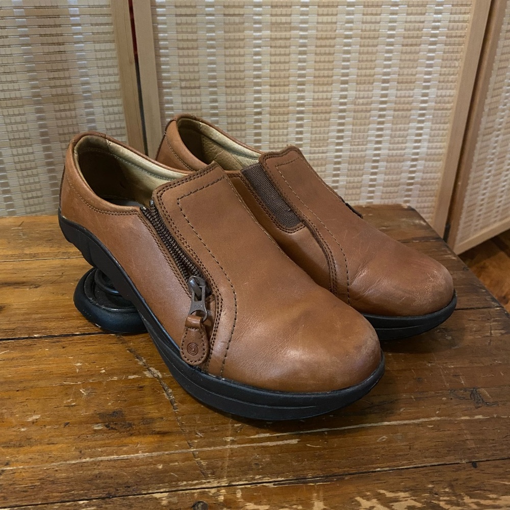 women’s z-coil shoes with zipper detail